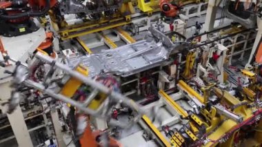 Fabrikada elektrikli araç üretimi, kaynak işi robotlar tarafından yapılır.