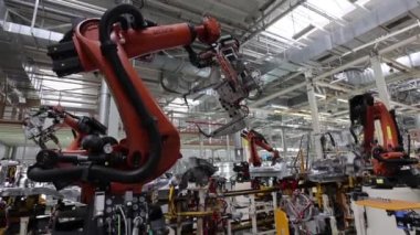 Modern bir otomobil fabrikasında robotların otomatik kullanımı, insan müdahalesi olmadan üretimin otomasyonu