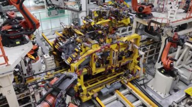 bir otomobil fabrikasında parçaları taşımak, otomatik konveyör işletimi