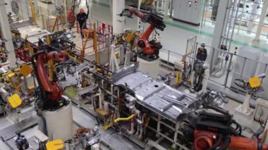 İnsan işçiliğinin yerine robotlar, üretimin güvenliği, modern bir işletmede yüksek hassasiyetli mühendislik.