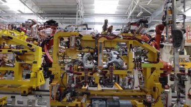 Kaynak işleri robotlar tarafından yapılır, modern otomobil fabrikası.
