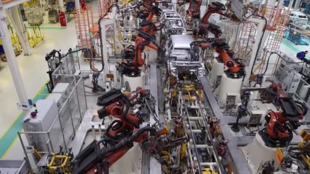 Usine de fabrication de véhicules modernes, ligne de soudage robotisée — Video