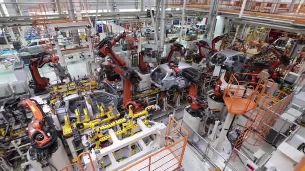 Robotlassen in een moderne personenautofabriek — Stockvideo