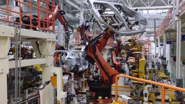 Üretimde robotlar, iş süreçlerinin güvenliğinde araba gövdelerinin birleştirilmesi — Stok video
