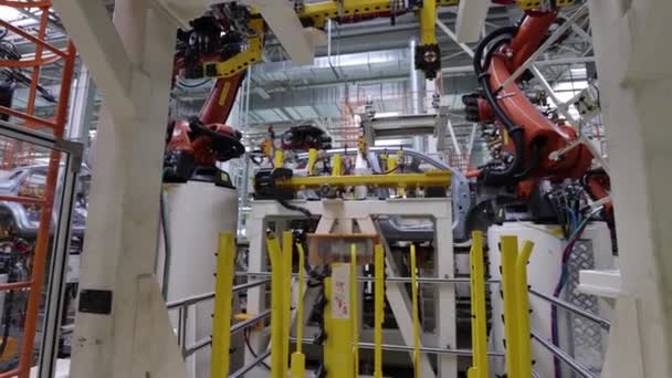 Robots lassen carrosserie, moderne fabriek — Stockvideo