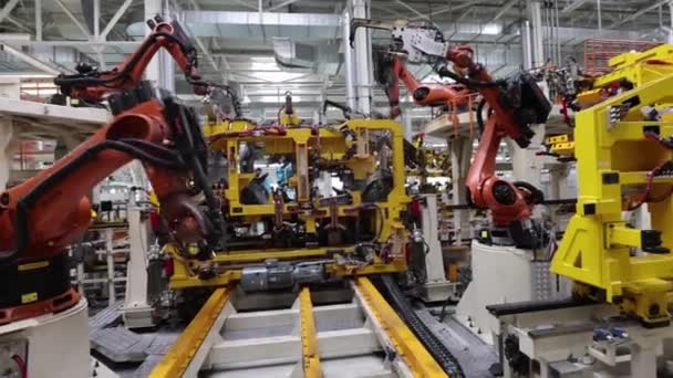 Roboty spawalnicze części nowego samochodu w nowoczesnej fabryce — Wideo stockowe