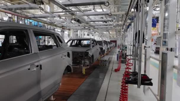 汽车制造厂,输送机上未喷漆的汽车车身 — 图库视频影像