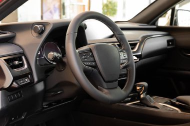 Modern bir arabanın içi şık siyah deri.