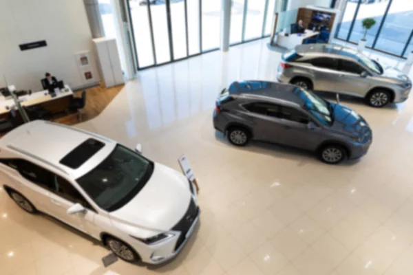 Modern araba galerisi, içinde yeni arabalar olan krupiye ofisi, arka plan için bulanık fotoğraf. — Stok fotoğraf