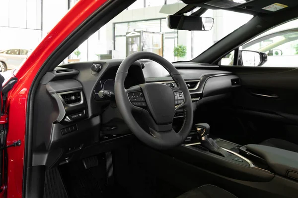 Стильный черный кожаный интерьер современного автомобиля — стоковое фото