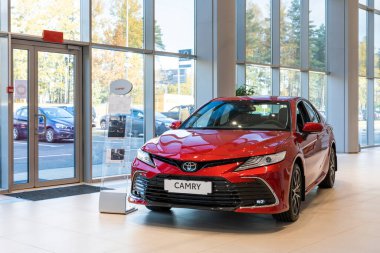 Minsk, Belarus - 28 Ekim 2021: galeride yeni Toyota Camry kırmızısı.