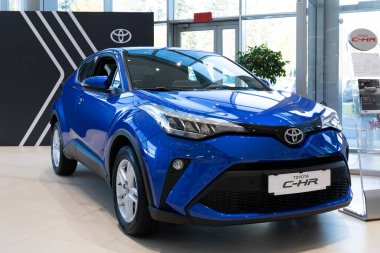 Minsk, Belarus - 28 Ekim 2021: galeri galerisinde yeni Toyota C-HR mavisi