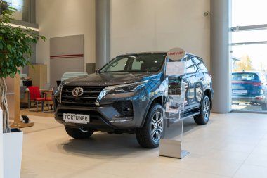 Minsk, Belarus - 28 Ekim 2021: galeri galerisinde yeni Toyota Fortuner grisi, ön manzara