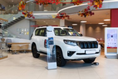 Satıcı galerisinde premium SUV, bulanık fotoğraf