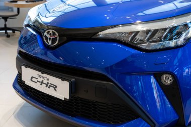 Minsk, Belarus - 28 Ekim 2021: galeri galerisinde yeni Toyota C-HR mavisi, ön manzara
