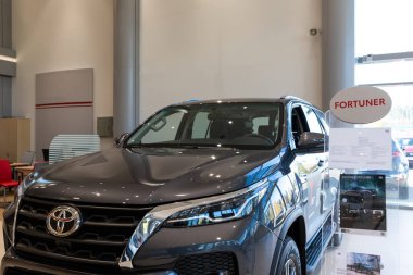 Minsk, Belarus - 28 Ekim 2021: galeri galerisinde yeni Toyota Fortuner grisi