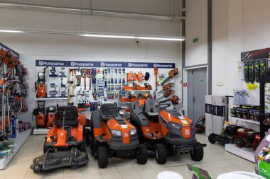 Minsk, Belarus - 27 Ekim 2021: bahçe malzemeleri dükkanı, çim biçme makineleri, diğer çiftlik aletleri