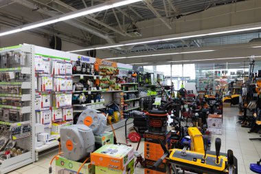 Minsk, Belarus - 27 Ekim 2021: Bahçe ve sebze bahçesi ekipmanları, geniş yelpazeli alışveriş