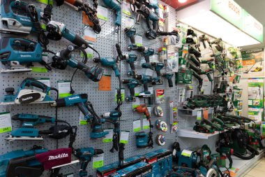 Minsk, Belarus - 27 Ekim 2021: İnşaat malzemeleri ve aletleri satan şirket mağazası, vitrin