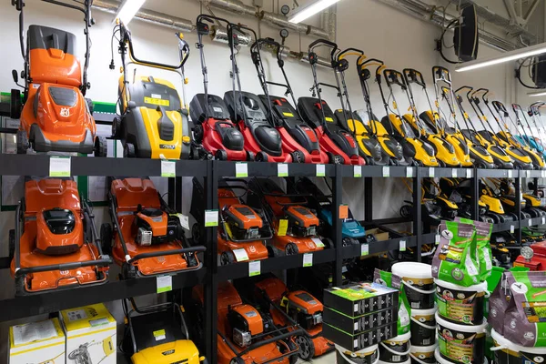 Minsk, Belarus - OCTOBER 27, 2021: garden equipment shop, a wide range of electrical and oil lawn mowers. — 스톡 사진