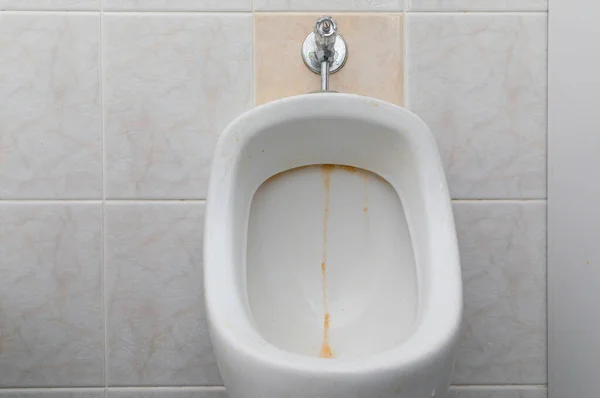 Orinatoio con tracce di calcare e ruggine, toilette prima della pulizia — Foto Stock