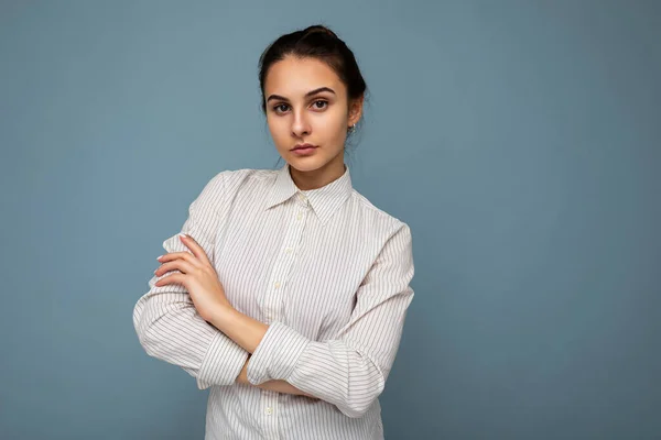 Foto portrét mladé atraktivní krásné sebevědomí vážné brunetky podnikatelka s upřímnými emocemi na sobě ležérní bílé košile izolované přes modré pozadí s kopírovacím prostorem — Stock fotografie