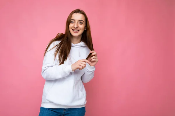 Foto van een vrolijke glimlachende jonge vrouw in casual trendy outfit, geïsoleerd op een kleurrijke achtergrond met kopieerruimte naar de camera kijkend en plezier hebbend — Stockfoto