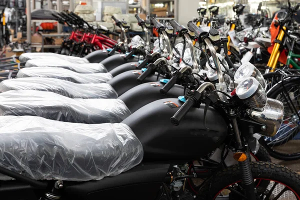 Ipari méretű motorkerékpárok gyártása, késztermékek raktározása — Stock Fotó