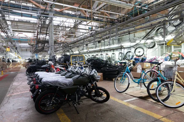 Fábrica para la producción de motocicletas y bicicletas, equipos terminados en stock — Foto de Stock