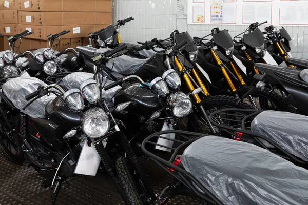 Új motorkerékpárok és segédmotoros kerékpárok értékesítés előtt — Stock Fotó