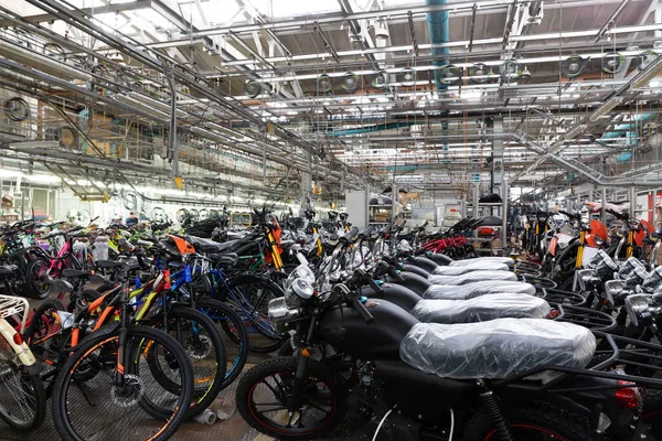 Motorkerékpárok és kerékpárok gyártására szolgáló gyár, késztermék raktár — Stock Fotó