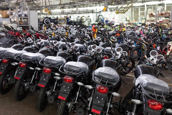 Motorkerékpárok, robogók és kerékpárok gyártására szolgáló gyár — Stock Fotó