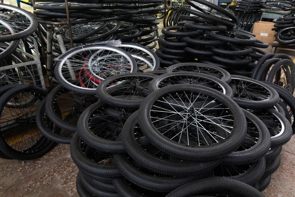 Motorkerékpárok és robogók kerekei, új gumiabroncsok a gyárban a beszerelés előtt — Stock Fotó