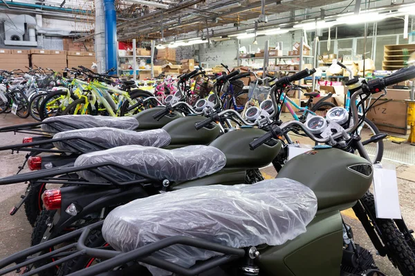 Új motorkerékpárok és kerékpárok a gyárban — Stock Fotó
