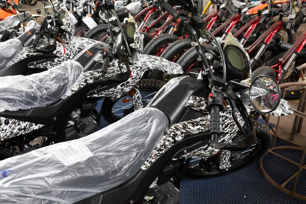Nuevas bicicletas de rally en la fábrica de motocicletas — Foto de Stock