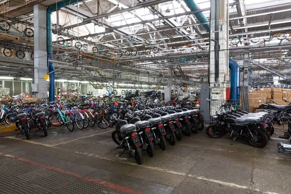Motorkerékpár szerelősor egy modern gyárban, késztermék raktár — Stock Fotó