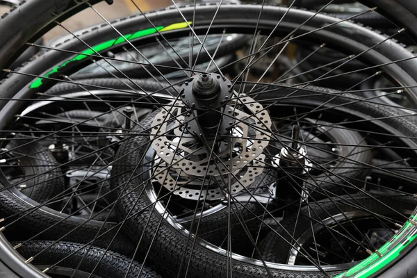 Yeni bisiklet tekerlekleri kapanıyor, bisiklet montaj fabrikası — Stok fotoğraf