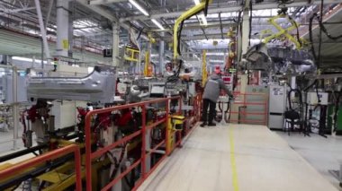 Borisov, Belarus - 29 Ekim 2021: modern bir otomobil üretim tesisinde manipülatör operatörü