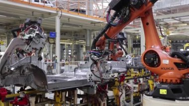 Modern otomobil fabrikası, robotlar tarafından yüksek hassasiyetli kaynak, yakın plan.