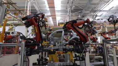 Araba montaj tesisinde endüstriyel devrim, insan yerine bir robotun işi.