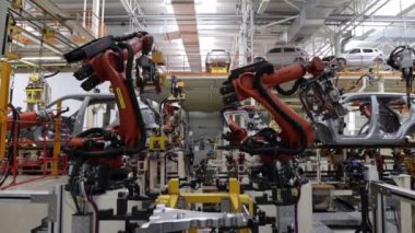 Parçaların bir taşıyıcı boyunca hareket etmesi, robotları ve kaynakçılığı kullanarak otomatikman otomobil üretimi