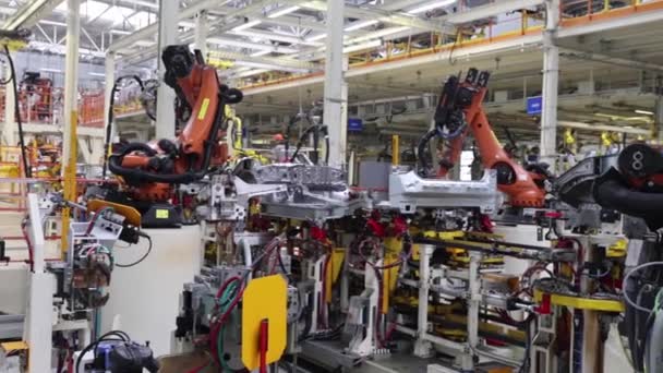 現代の巨大工場である自動車組立ラインでのロボットの働きは — ストック動画