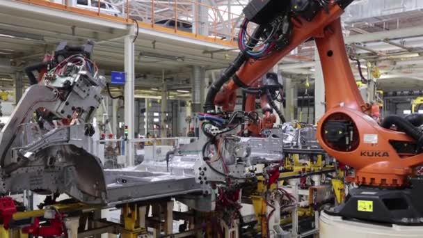 現代の自動車工場ロボットによる高精度溶接クローズアップ — ストック動画