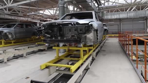 Esqueleto del coche se mueve en cabina de pulverización, instalación de fabricación de automóviles de pasajeros de última generación — Vídeos de Stock
