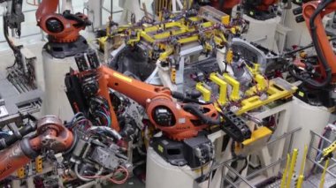 Araba fabrikası, robotları kullanarak alüminyum parçaların kaynaklanması.