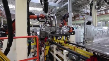 Robotlar alüminyum araba parçaları, taşıyıcı bant, modern fabrika