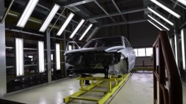 Borisov, Belarus - 29 Ekim 2021: Modern bir otomobil fabrikasında boyamadan önce araba gövdesinin incelenmesi