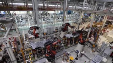 Araç üretim fabrikası, otomatik otomobil üretim hattı, robotlar kaynak parçaları