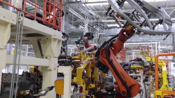 Robot w fabryce samochodów ze szczegółami przed spawaniem, automatyzacja — Wideo stockowe