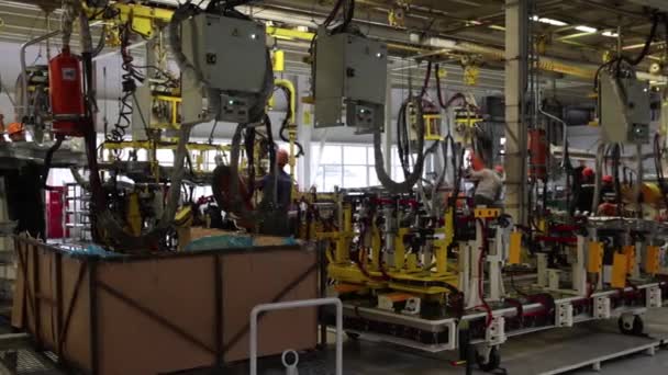 Borisov, Bielorrusia - 29 de octubre de 2021: trabajadores en el taller de montaje de automóviles — Vídeos de Stock